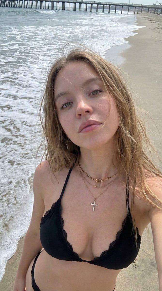 海风吹拂的金发比基尼少女写实自拍