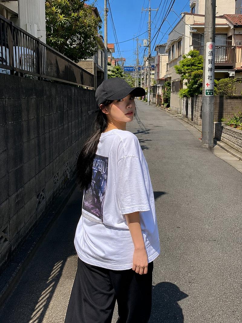 日本街头少女红色夹克写真