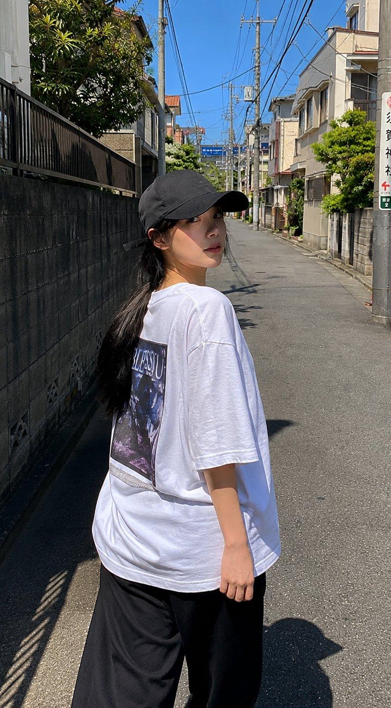 日本街头少女红色夹克写真