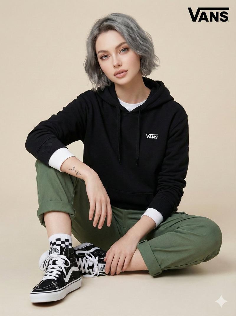 捕捉米色影棚中的街头潮流与松弛感