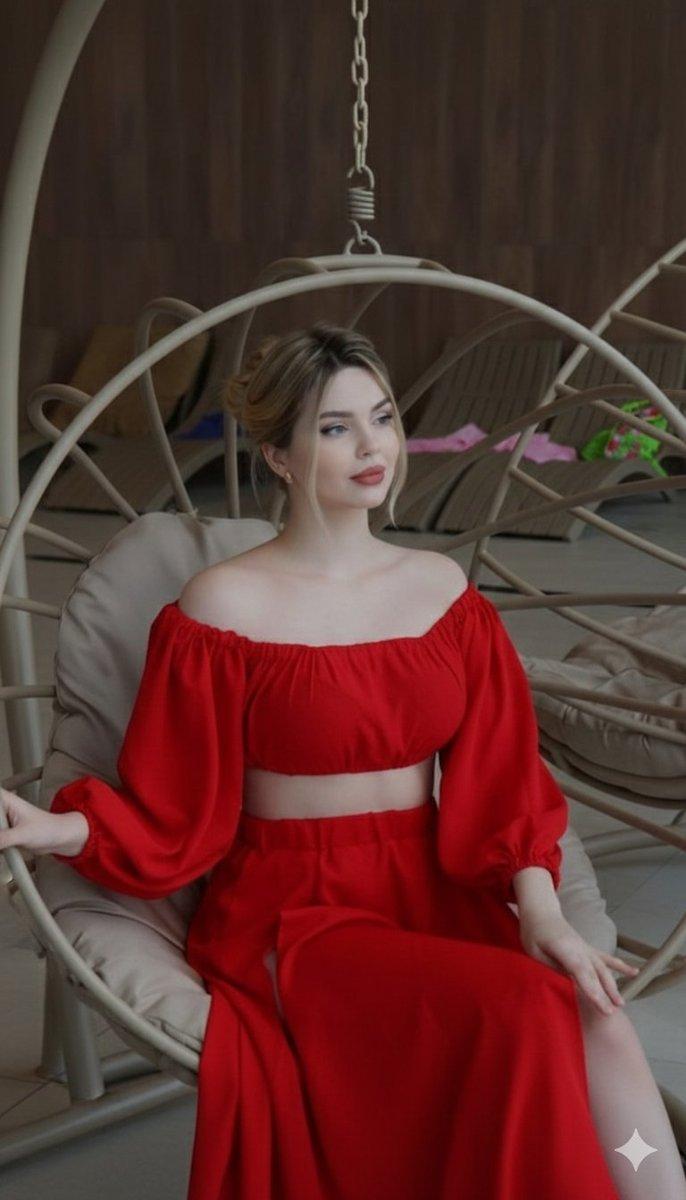 金发红唇女神蜷缩藤编吊椅的极致光影时尚
