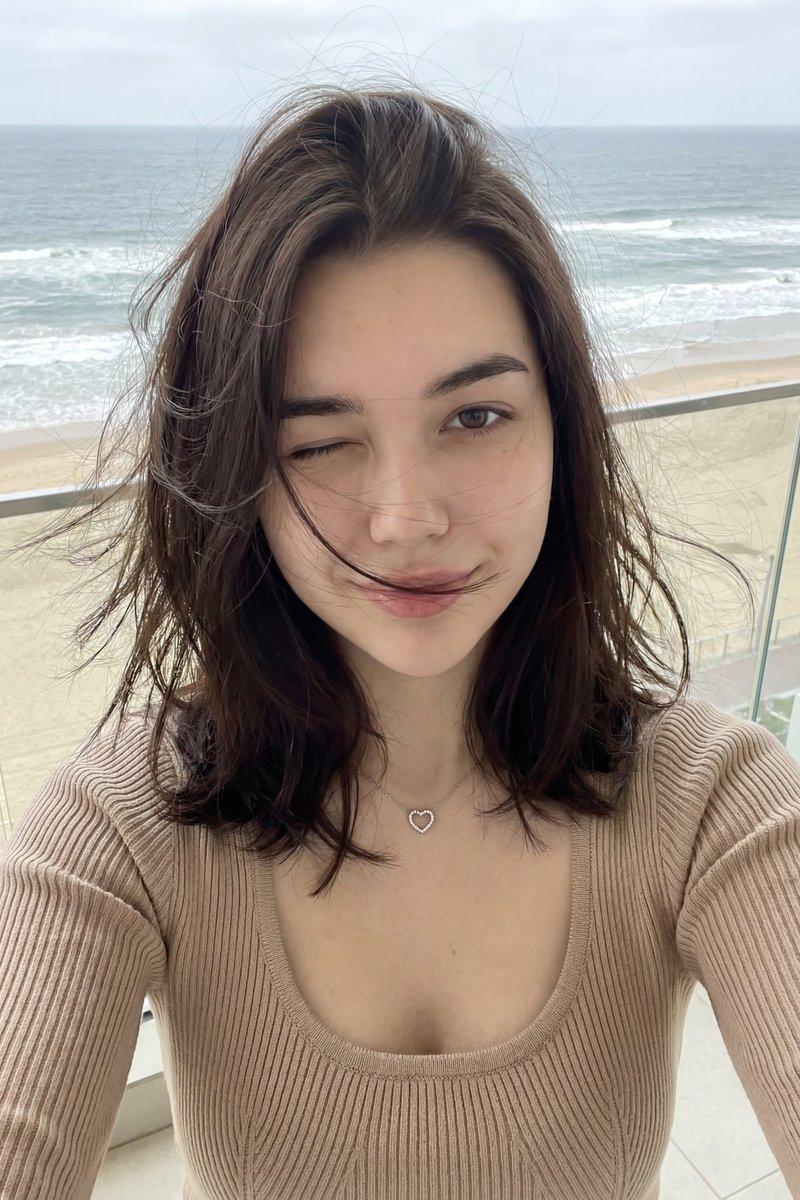 海风撩动凌乱发丝的海滨阳台俏皮自拍