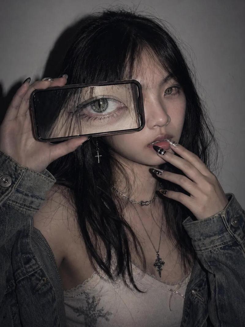 创意AI时尚博主镜面自拍拼贴海报