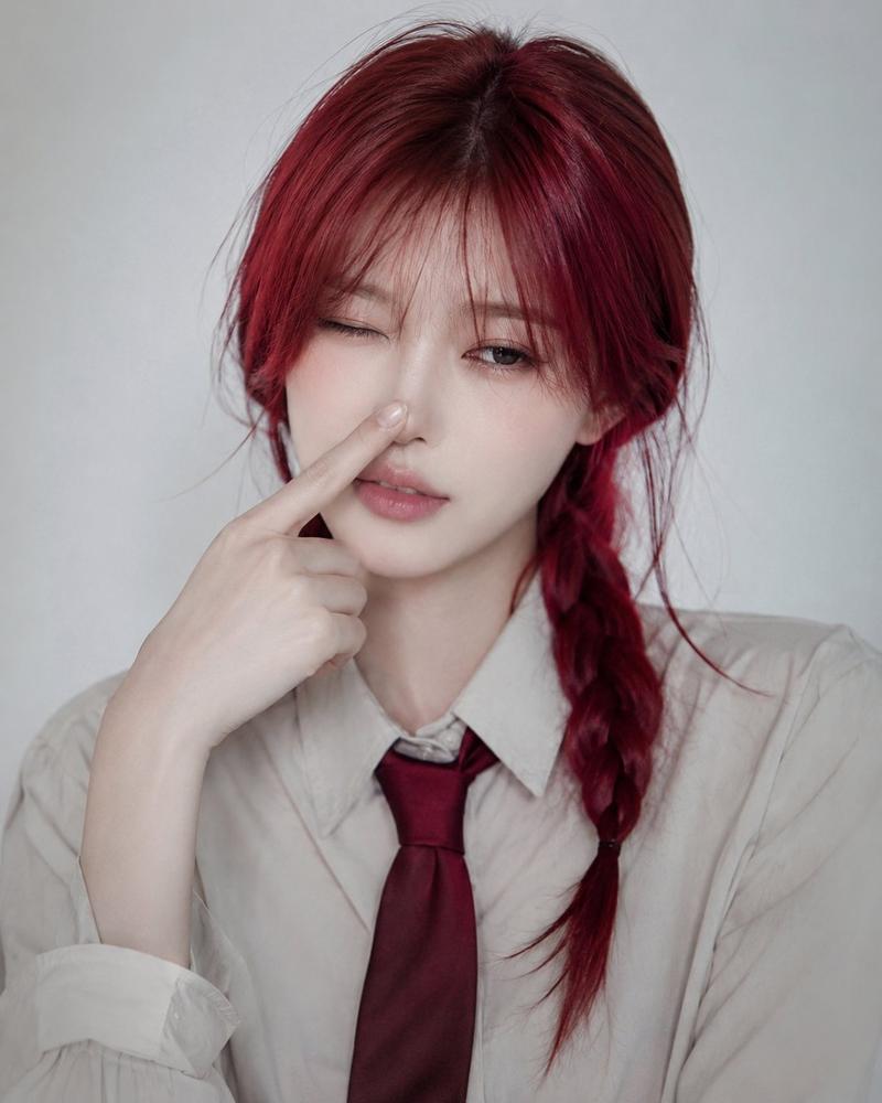 红发麻花辫职场美女单眼眨眼特写