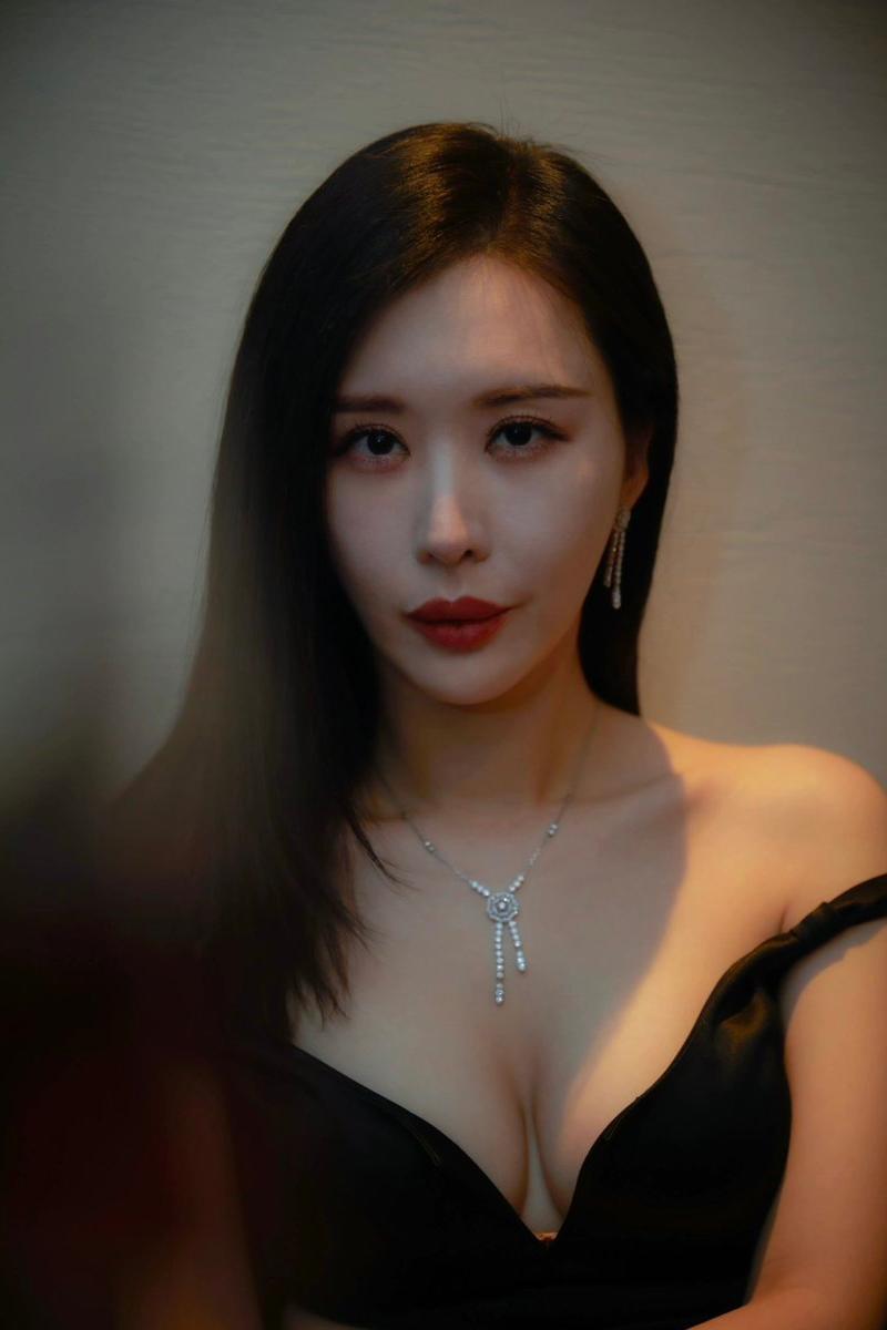 戏剧光影下的红唇黑裙优雅女性肖像
