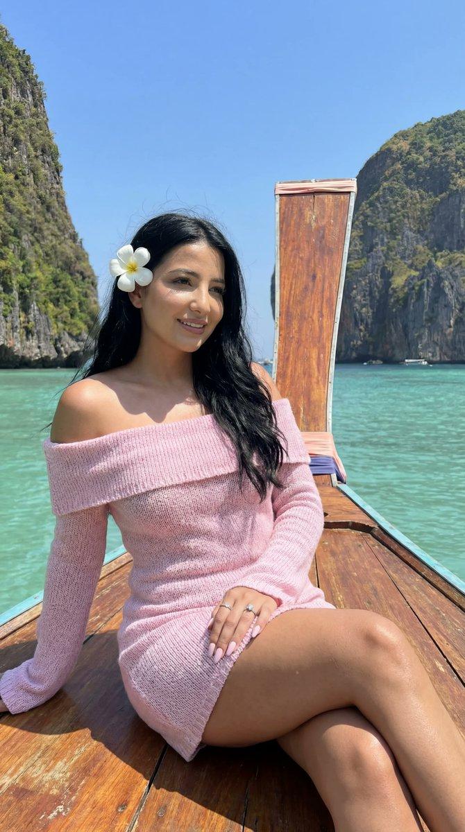碧海蓝天长尾船上的梦幻粉裙旅拍写真