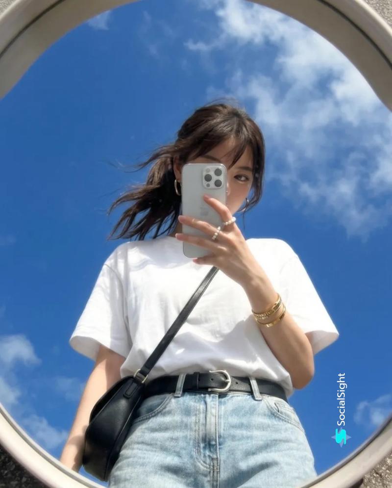 2000年代数码相机风格仰拍粉色卫衣少女