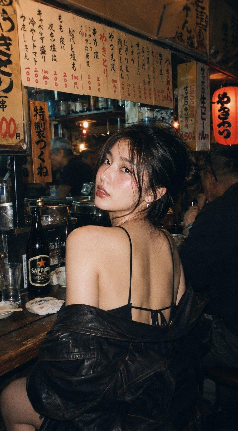 居酒屋红衣东亚美女电影感氛围写真