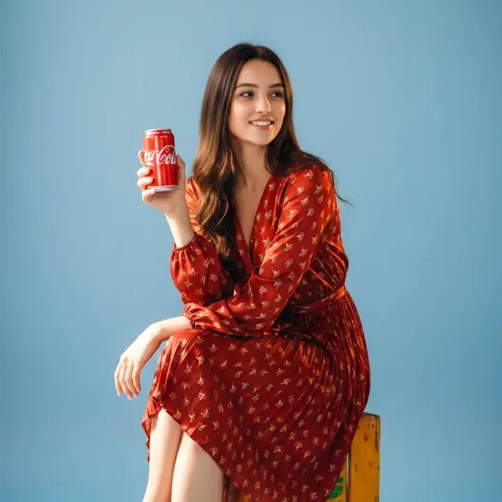 鱼眼俯视红裙少女高举可乐的趣味瞬间