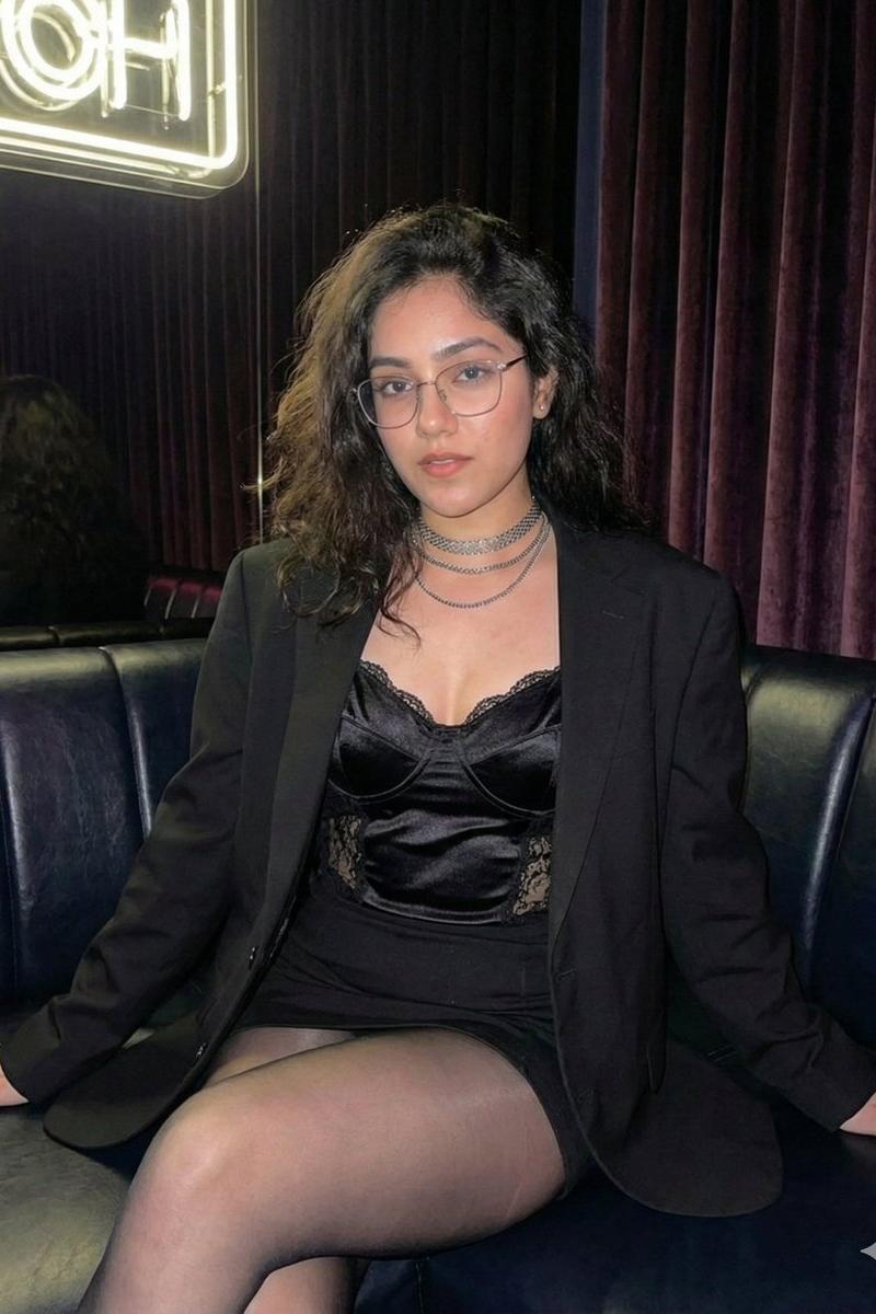 闪光灯下的暗夜时尚酷女孩人像