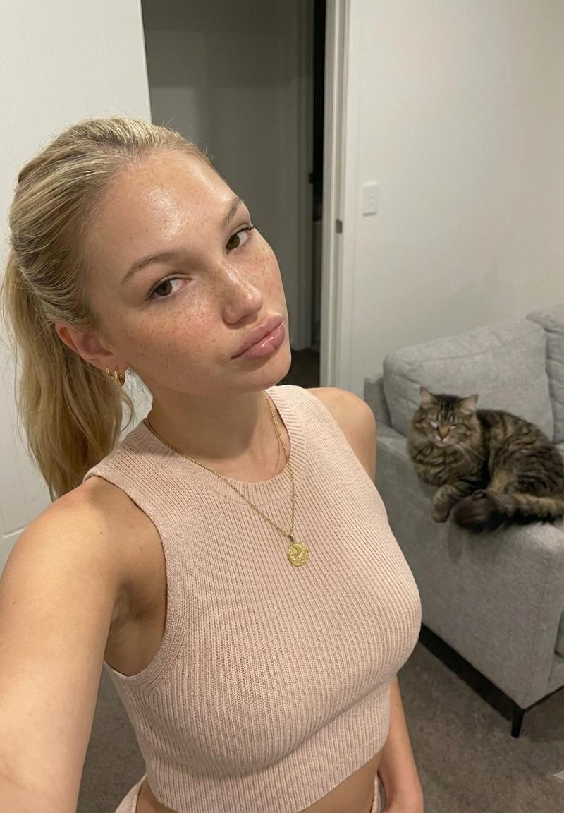 雀斑金发少女与爱猫的温馨居家自拍