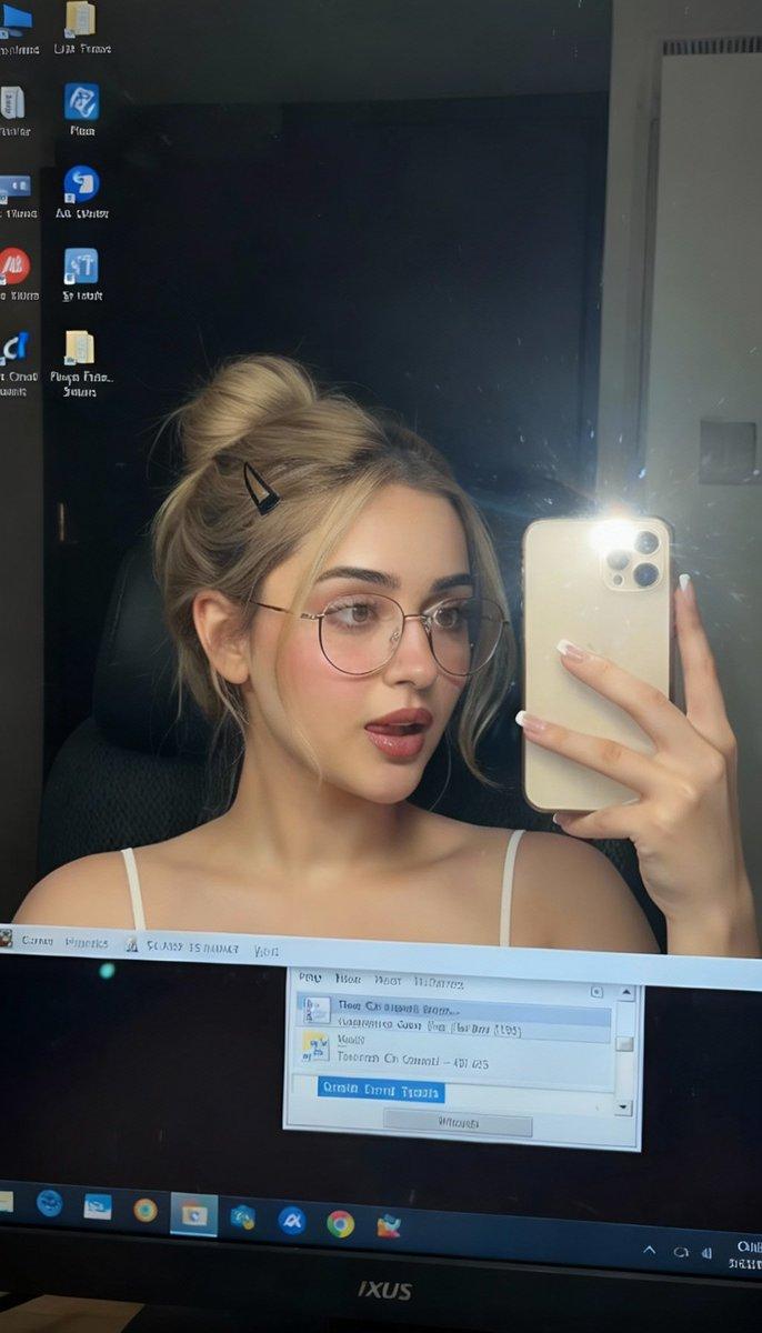 绿意环绕的丸子头眼镜少女户外清新自拍