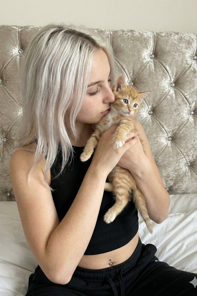 温柔少女亲吻橘猫的治愈系卧室写真