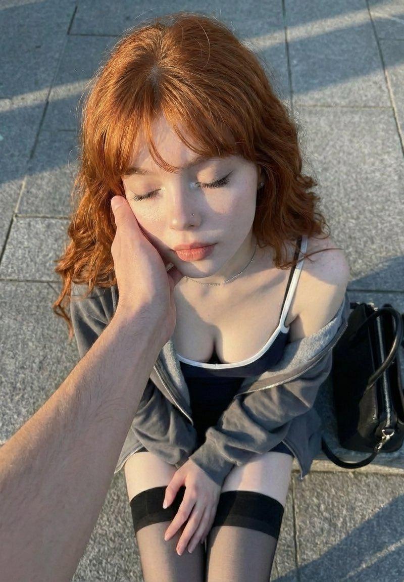 黄金时刻街头的红发少女