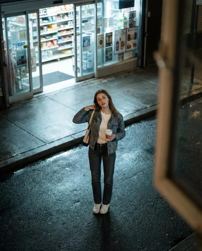 俯拍夜幕下的便利店少女