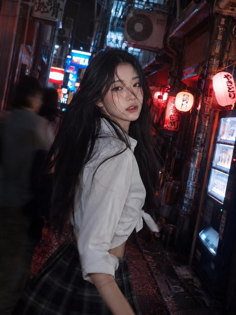 高颗粒感东京窄巷霓虹少女摄影