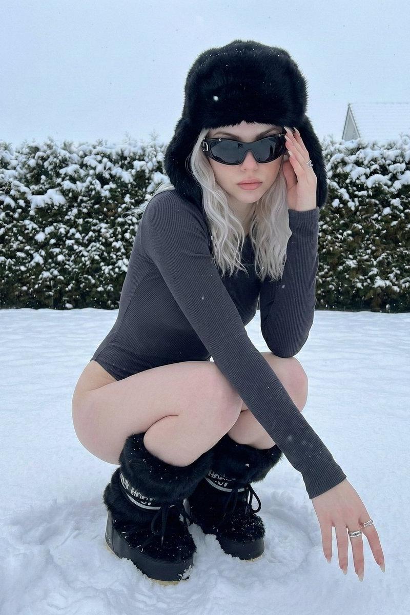 冰铂金发女孩雪地深蹲冷酷时尚大片