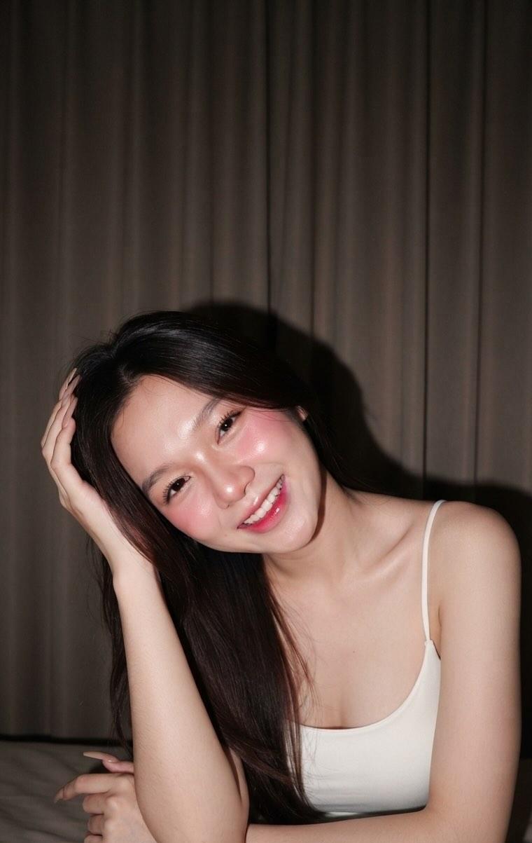 室内柔和光影与自然姿态女性写真