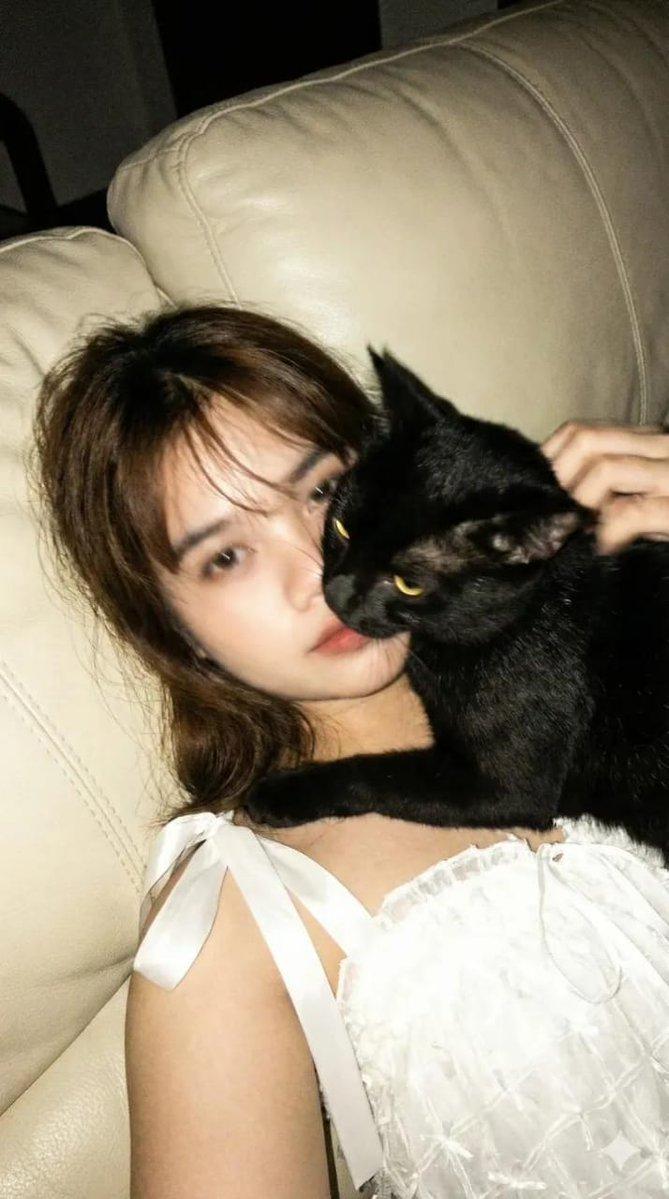 亲密依偎:女子与猫的模糊动态手持自拍