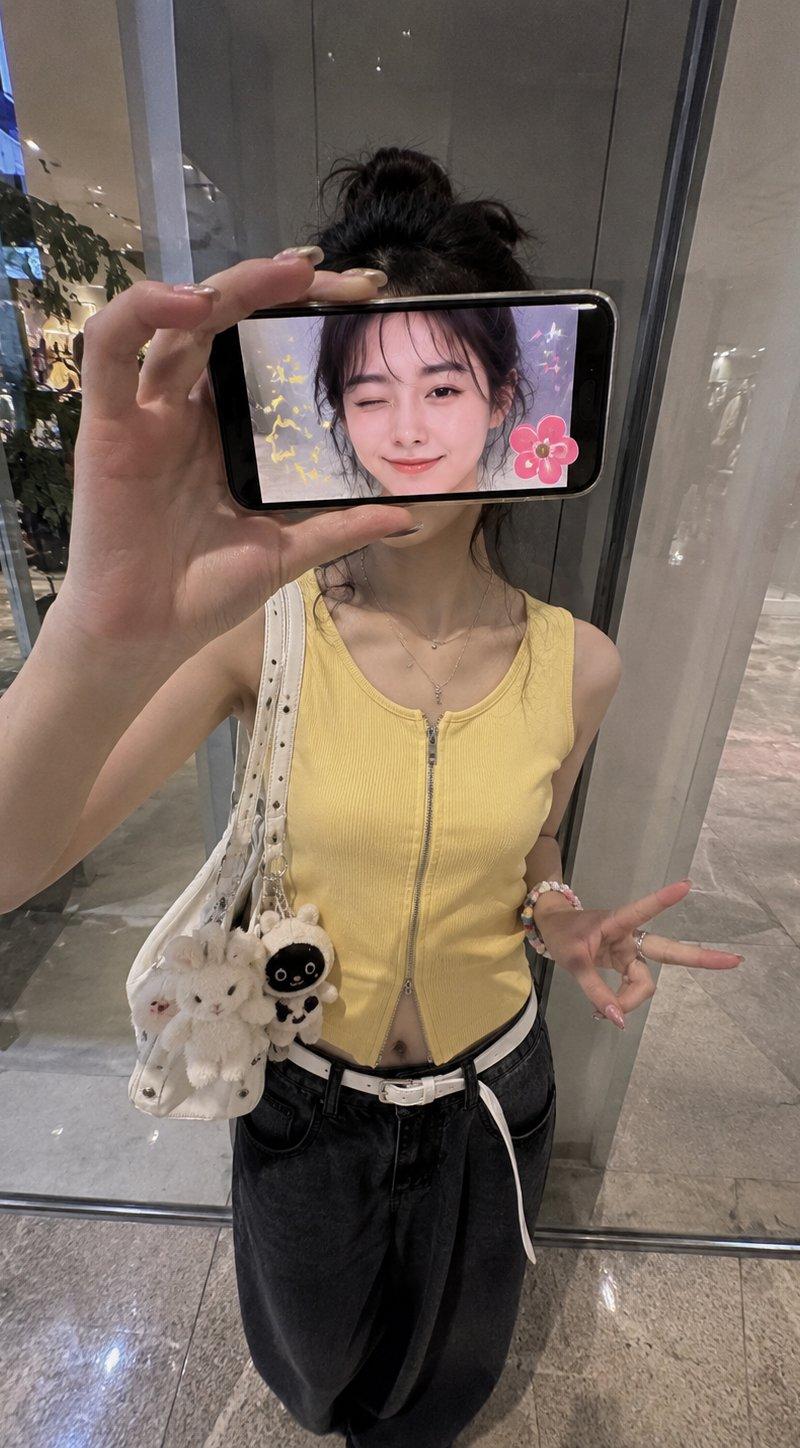 日本时尚女性商场创意手机遮脸人像