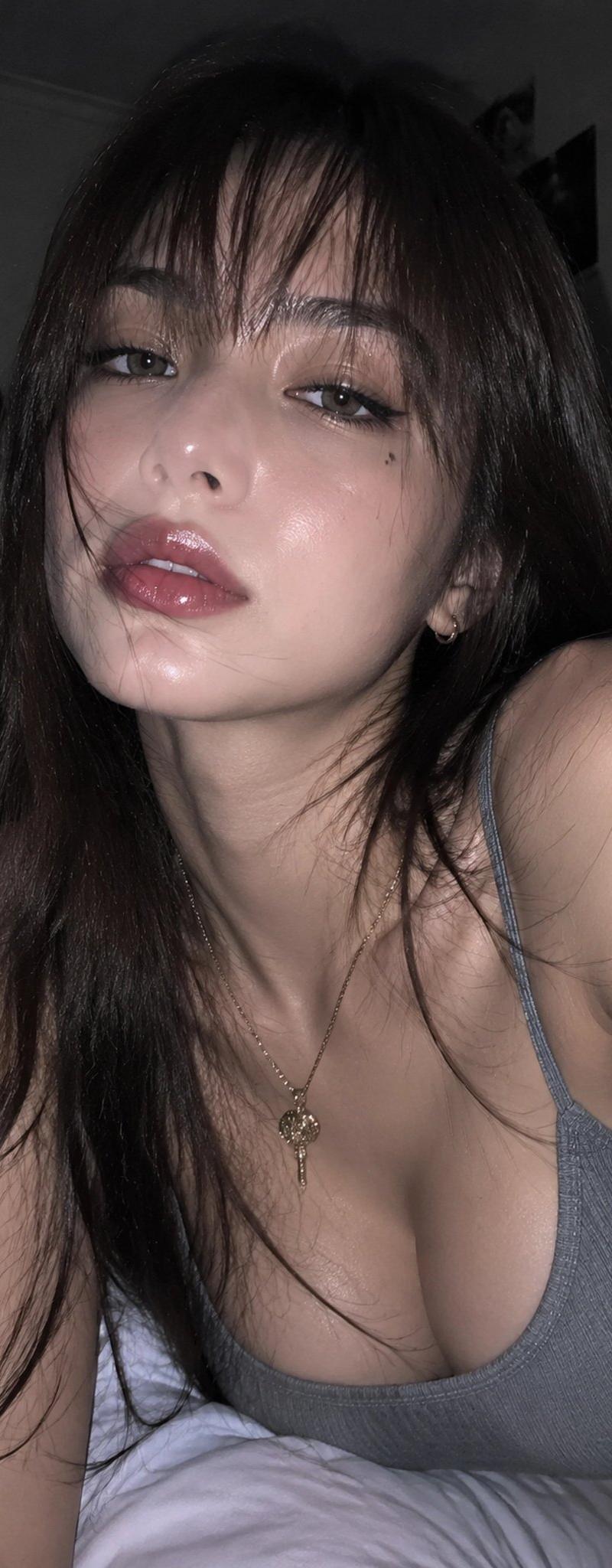 卧室夜间iPhone闪光灯人物写真