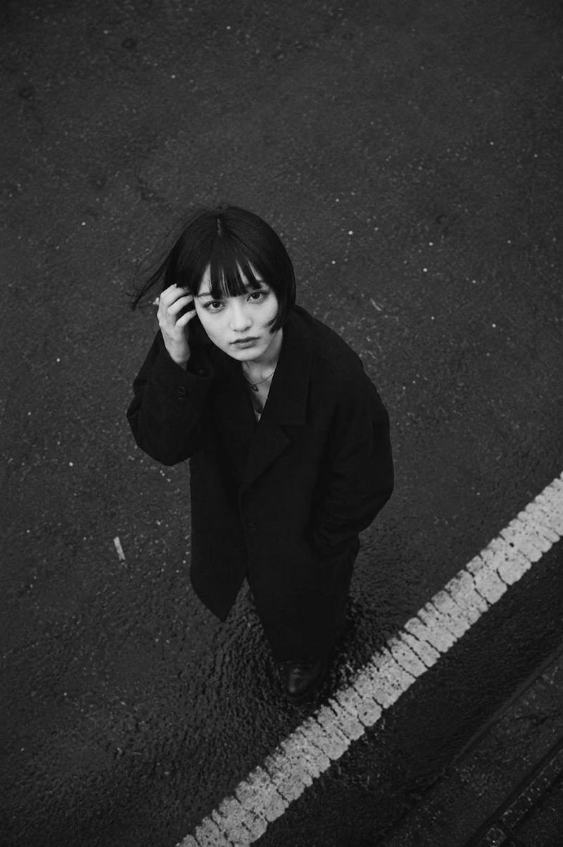 日系黑白极简俯拍街头人像