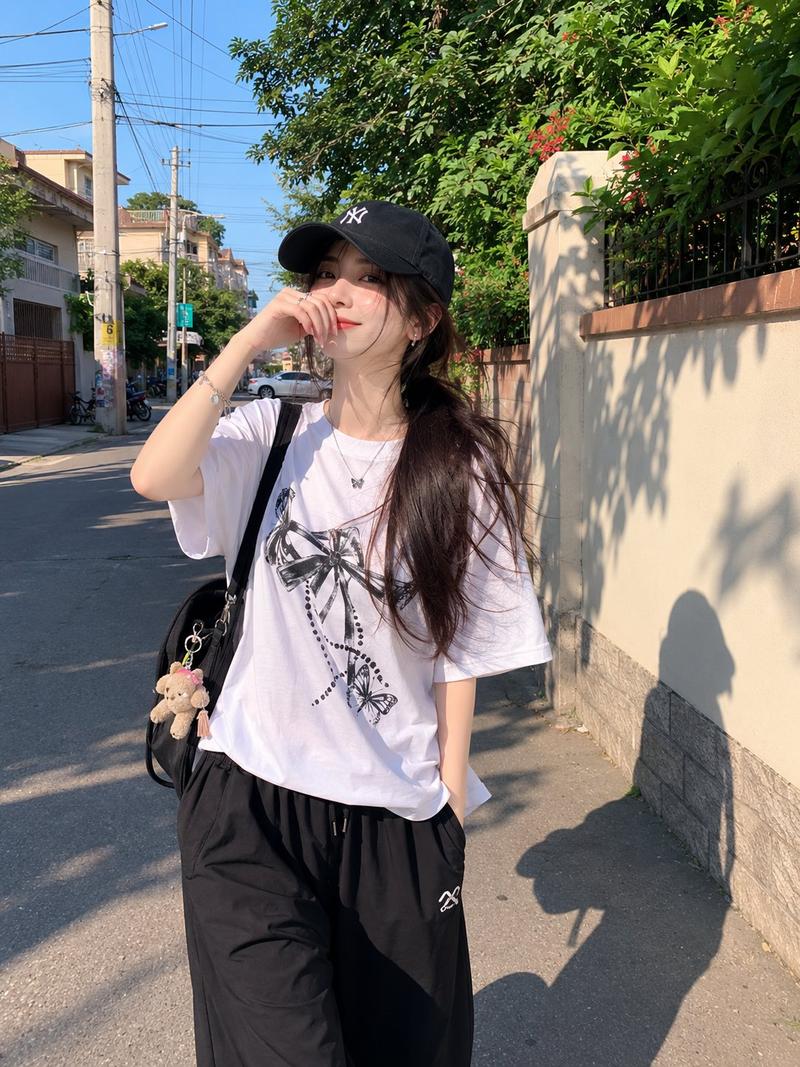 黑色棒球帽日本女孩住宅区午后散步