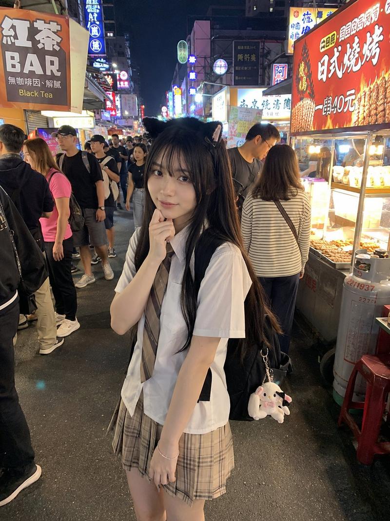 闹市霓虹下的猫耳发箍少女街拍