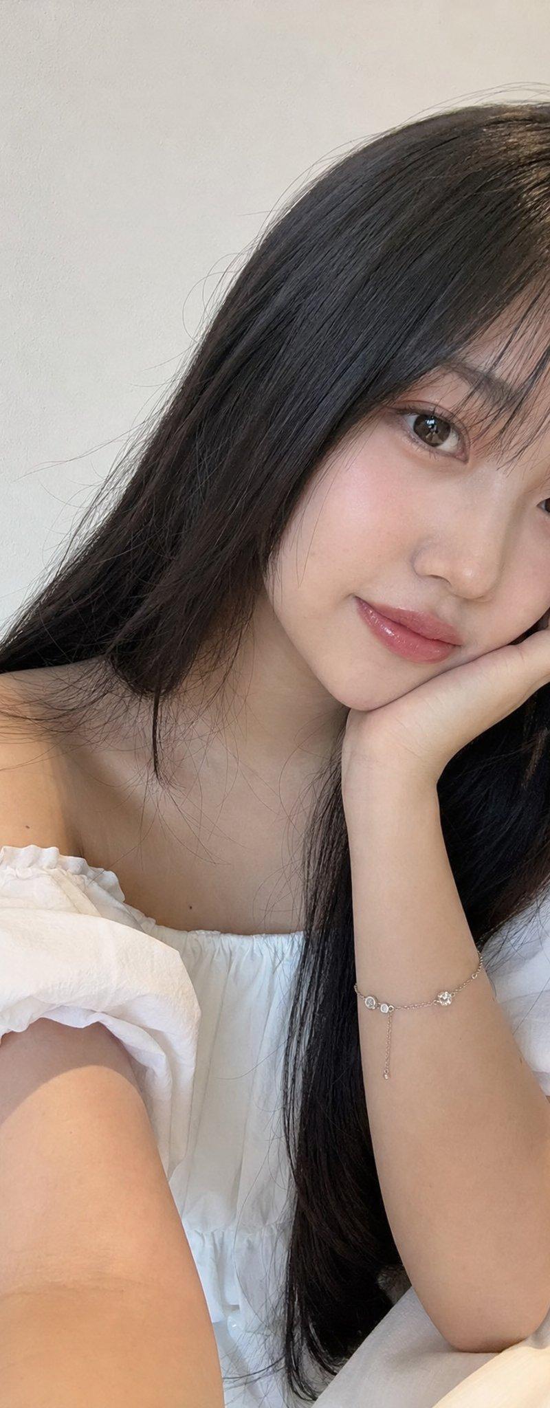 唯美日系少女室内手机自拍人像