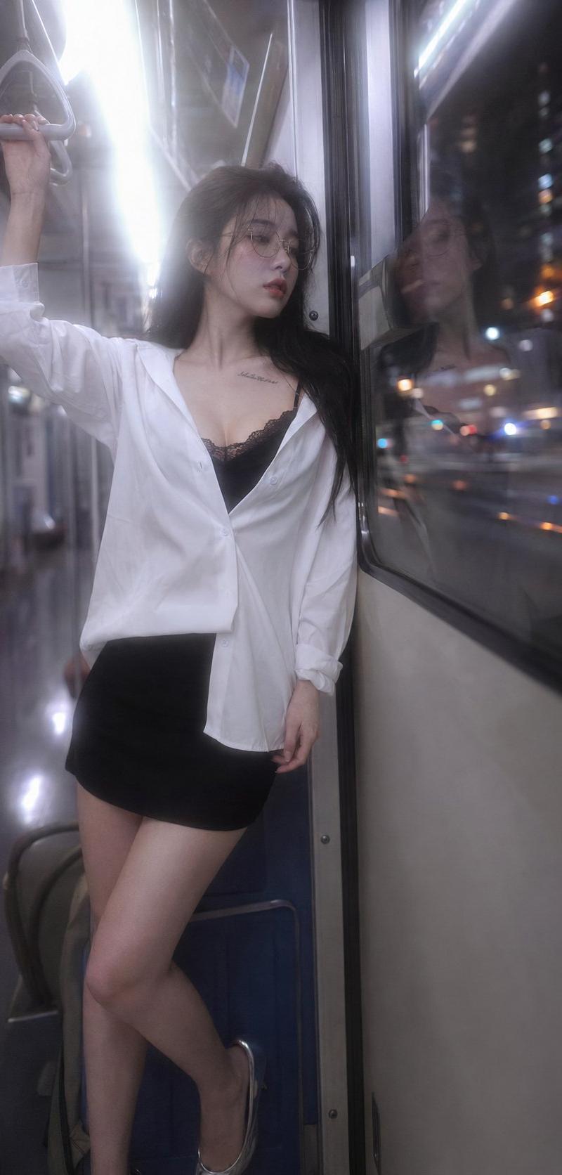 日系写真深夜末班车中国网红少女