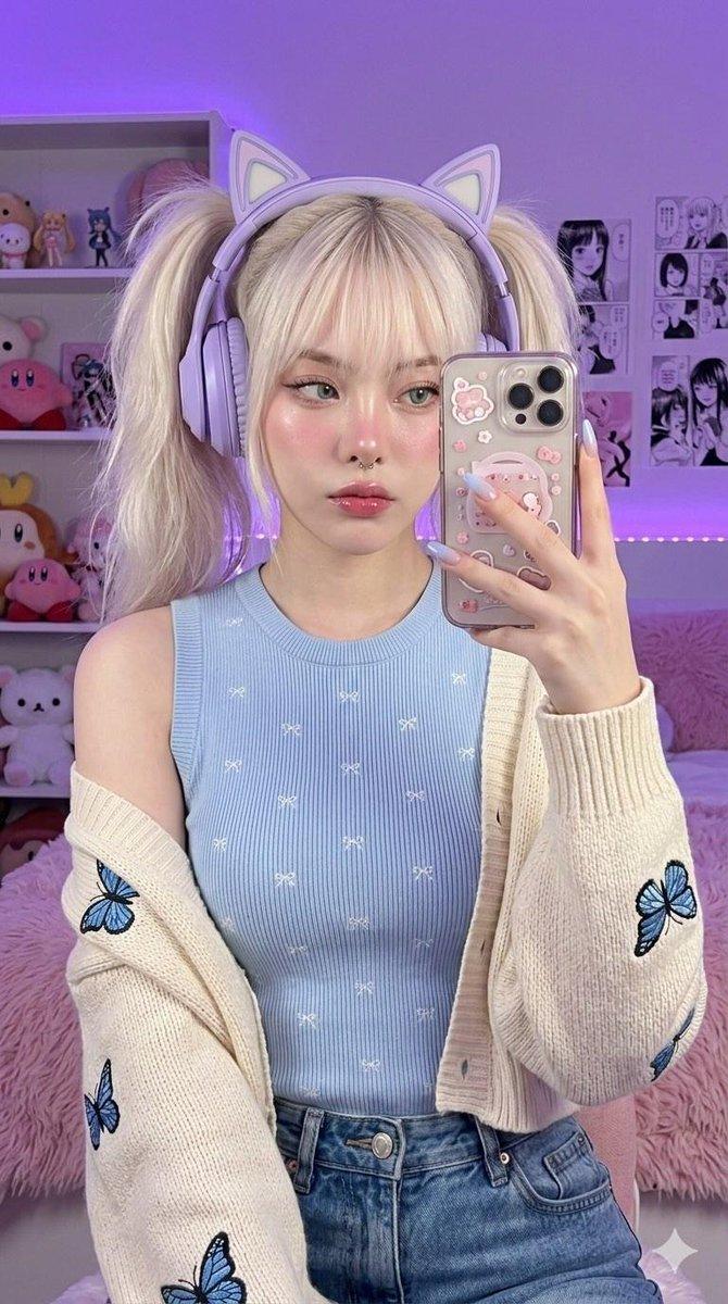 绝美紫光下的卡哇伊游戏少女自拍