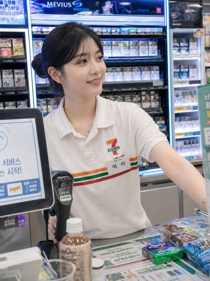 便利店里的温柔韩国收银员