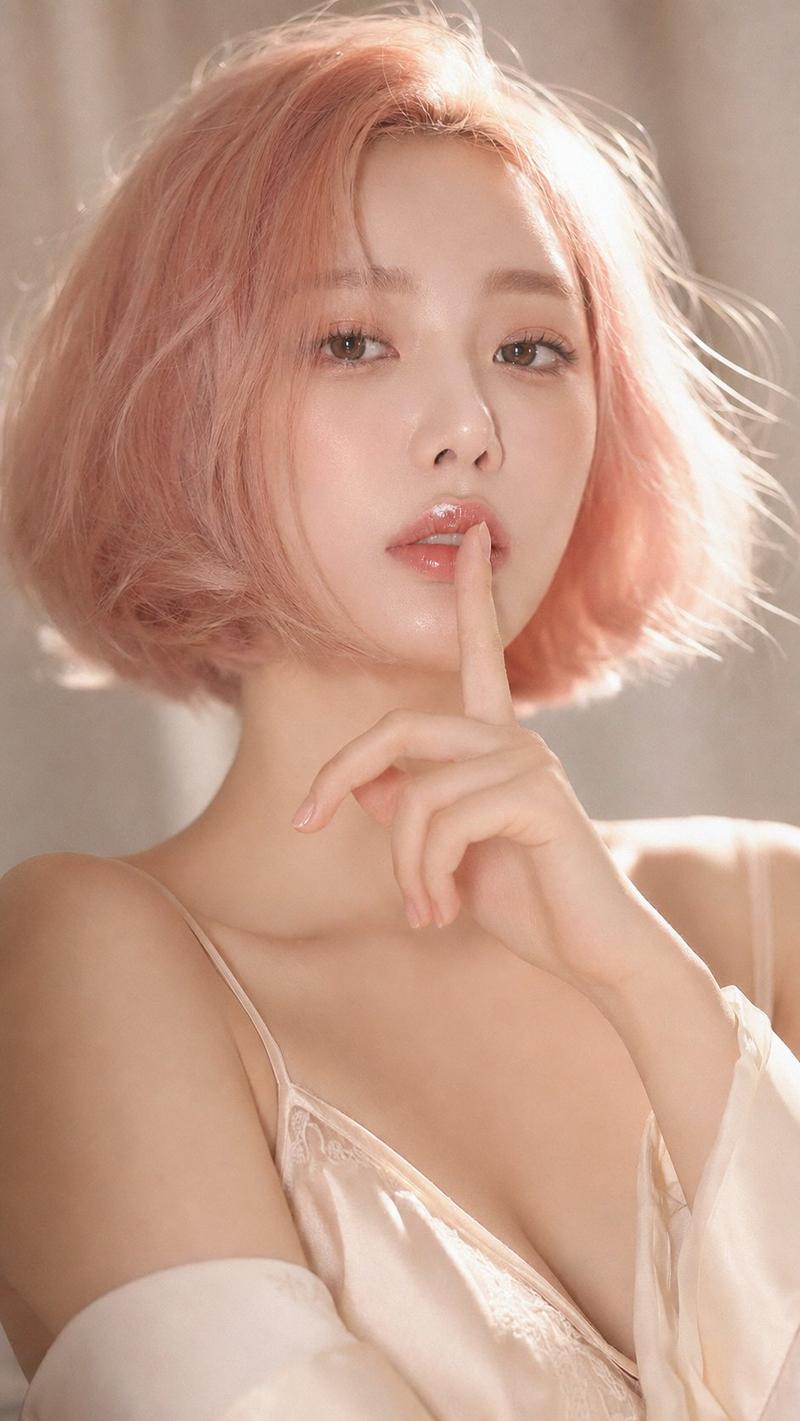 韩系高端杂志感粉发女性嘘手势人像