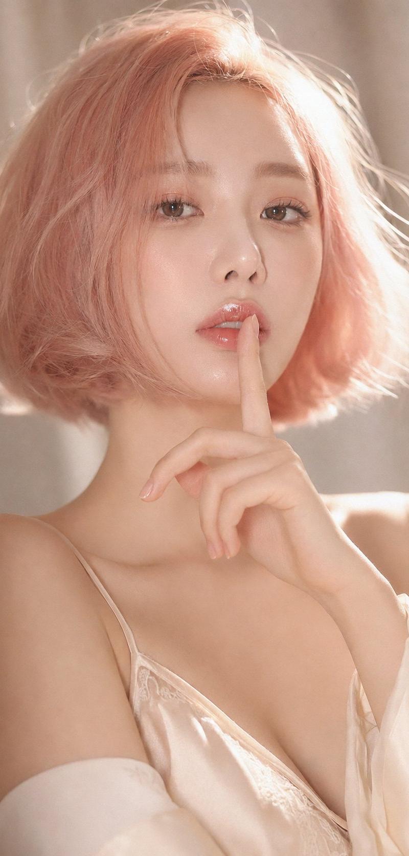 韩系高端杂志感粉发女性嘘手势人像