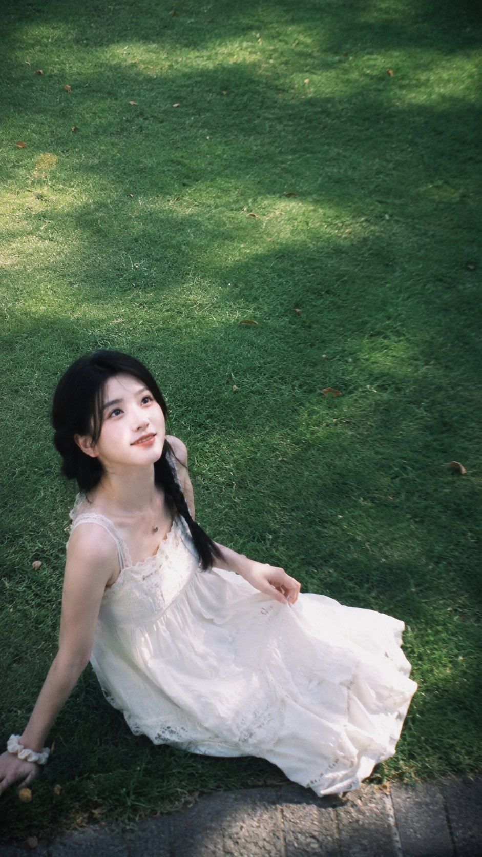 韩系清纯少女草地俯拍写真
