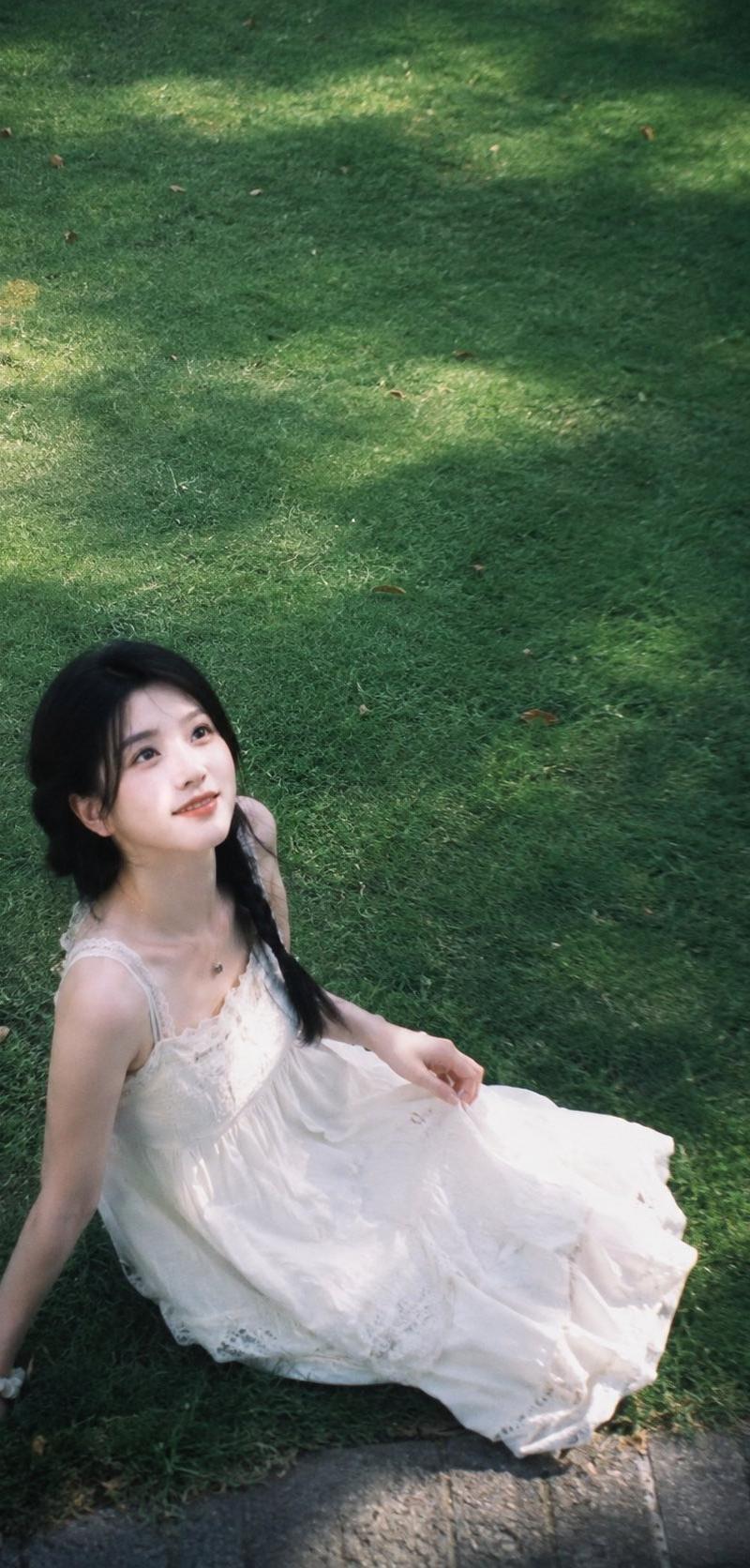 韩系清纯少女草地俯拍写真