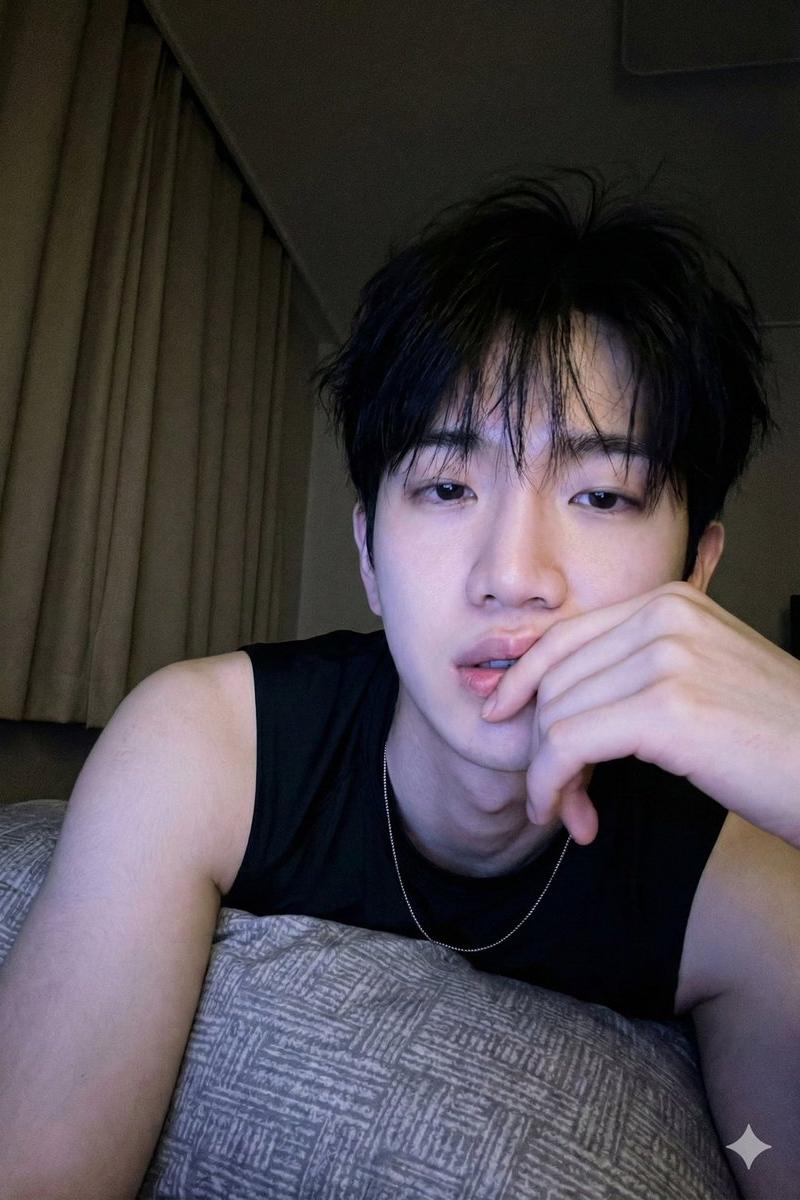 深夜微光下的慵懒手机自拍