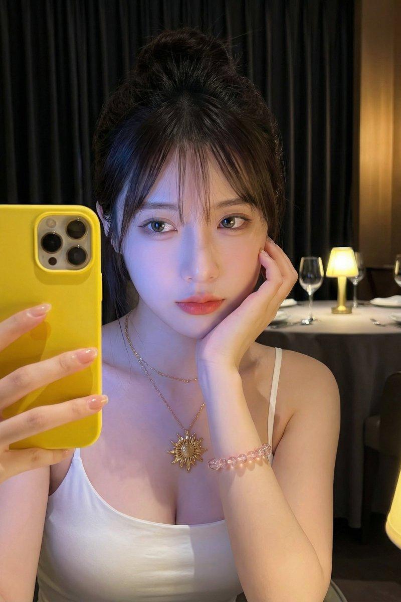 冷暖光影交织的慵懒酒吧自拍少女
