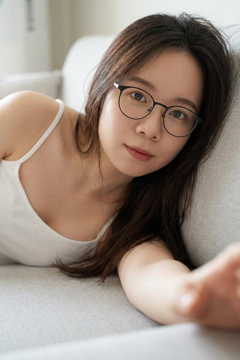 慵懒沙发的温柔眼镜少女