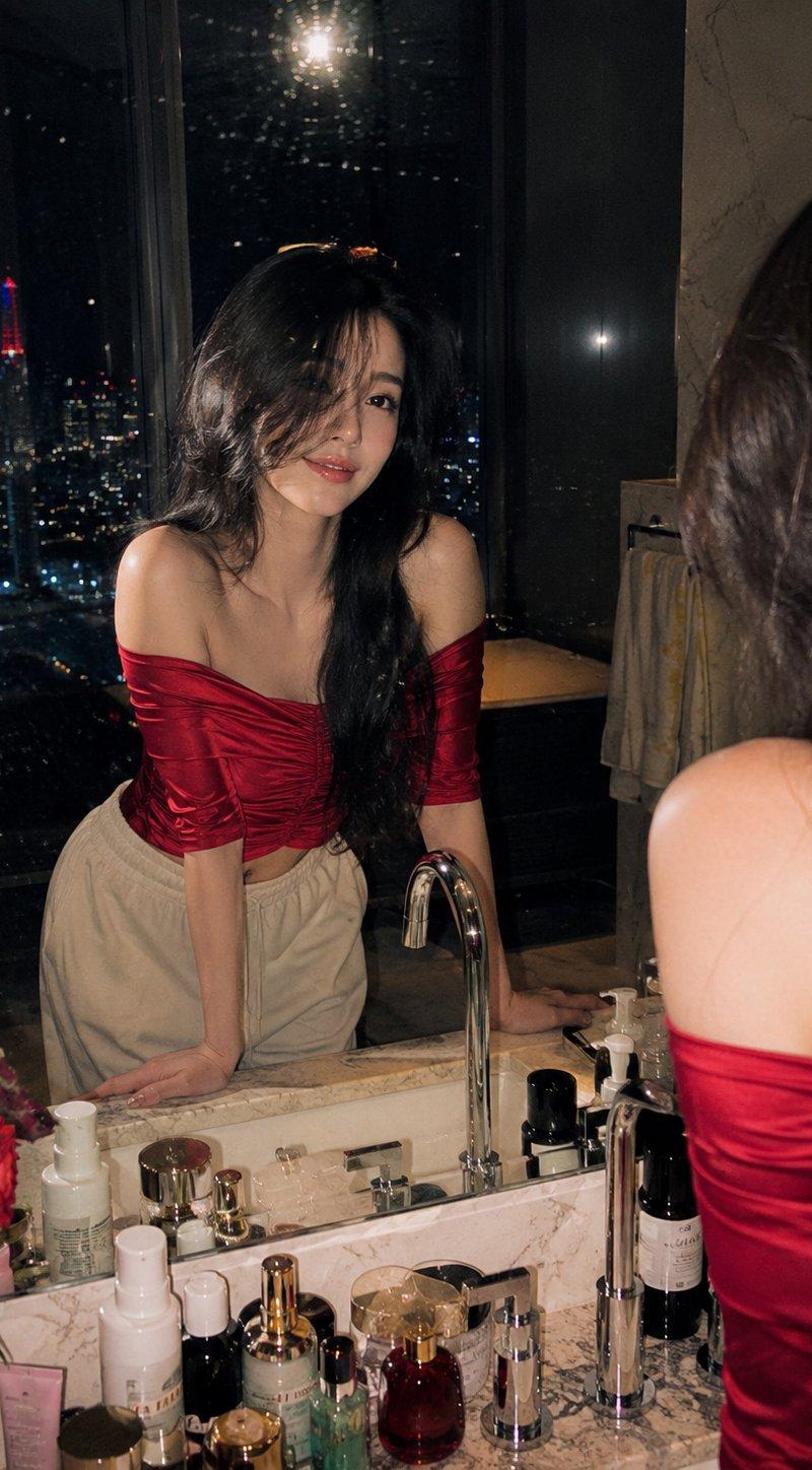 城市夜景下的奢华浴室红衣女性电影感写真
