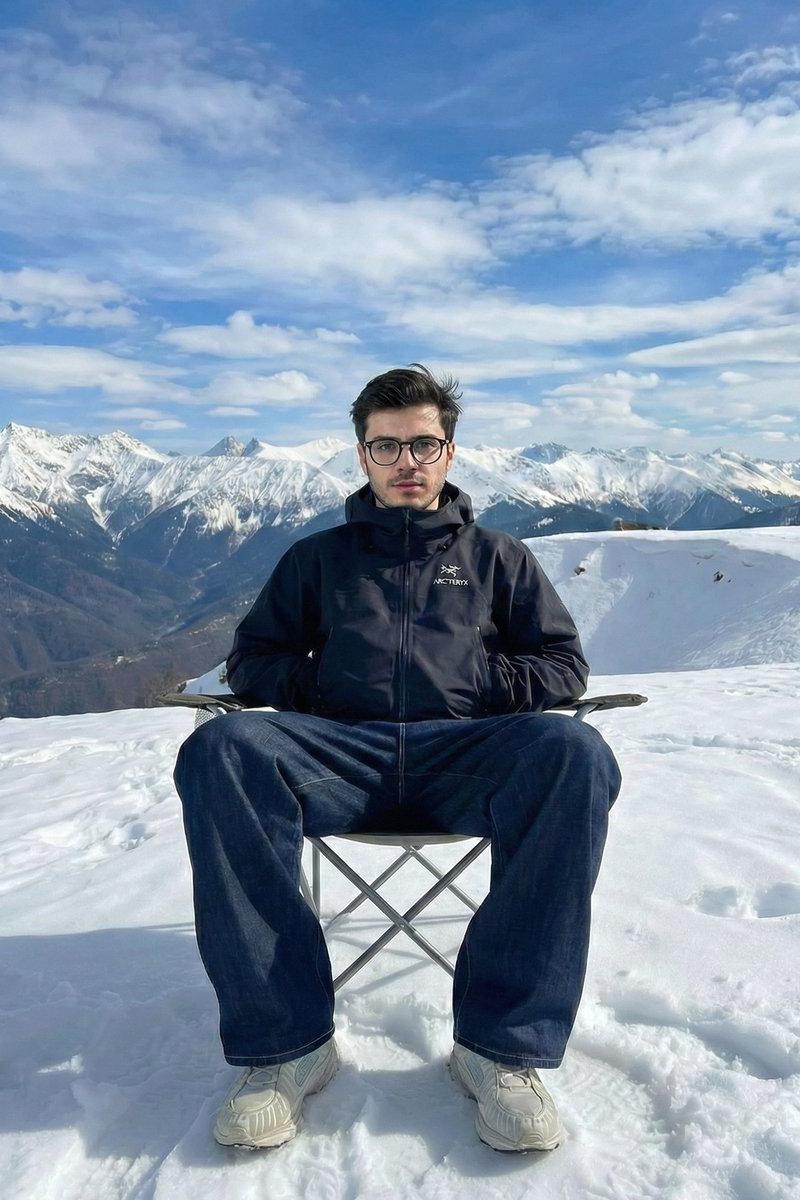 惊天雪浪中巨型黑皮卡擦背急停