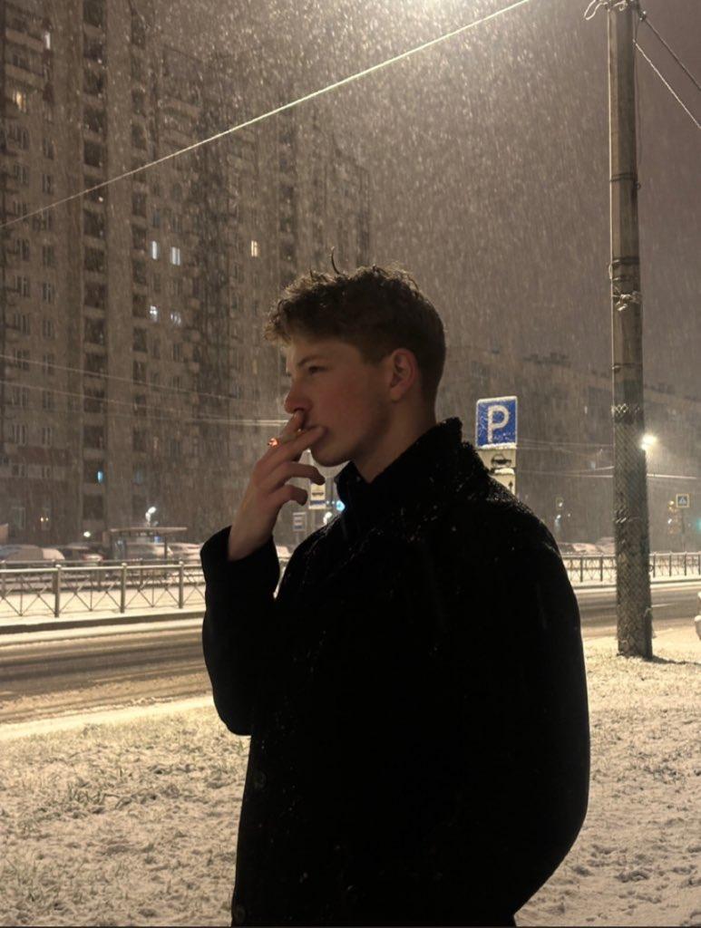 凛冬雪夜街灯下抽烟的忧郁侧颜