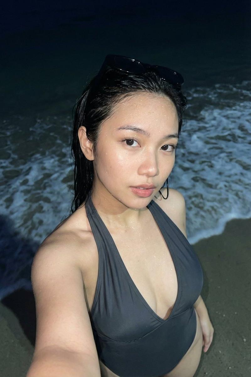 午夜海滩闪光灯下的湿润凝视