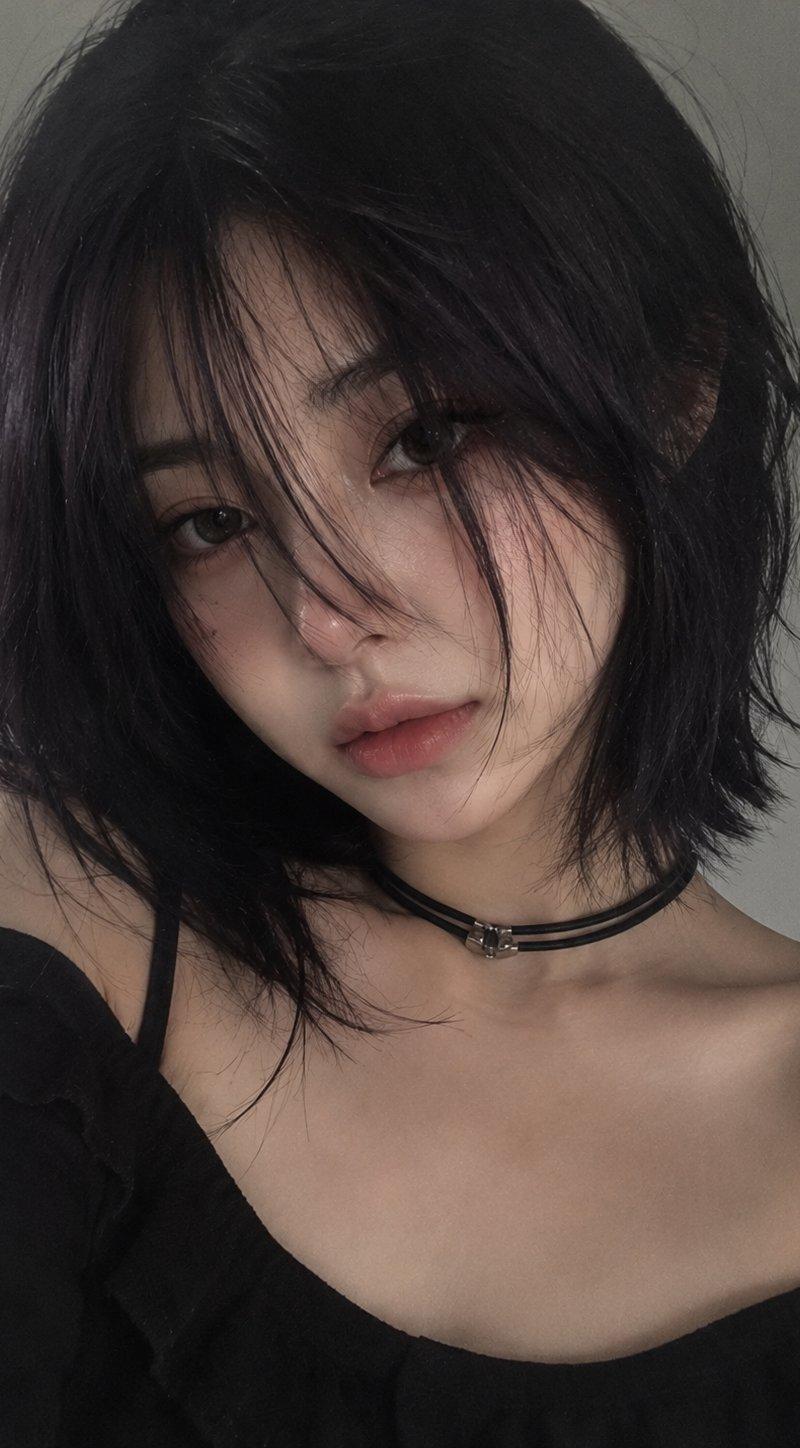 极简风紫黑波波头少女持雏菊人像
