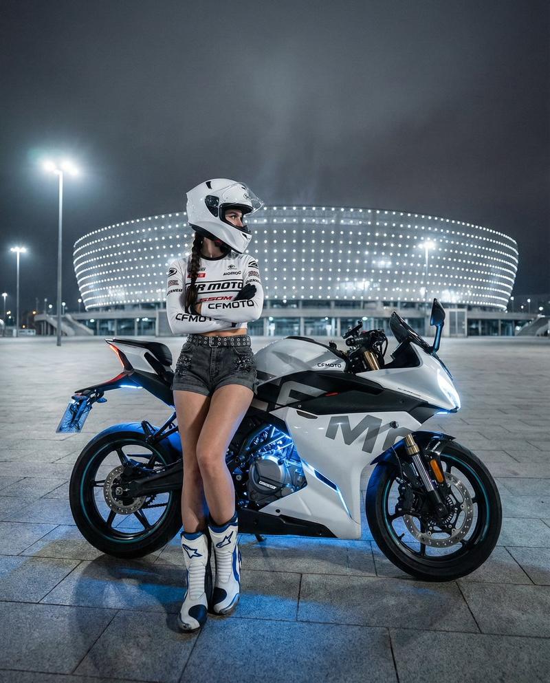 霓虹夜色下的酷飒女骑士与白色超跑摩托