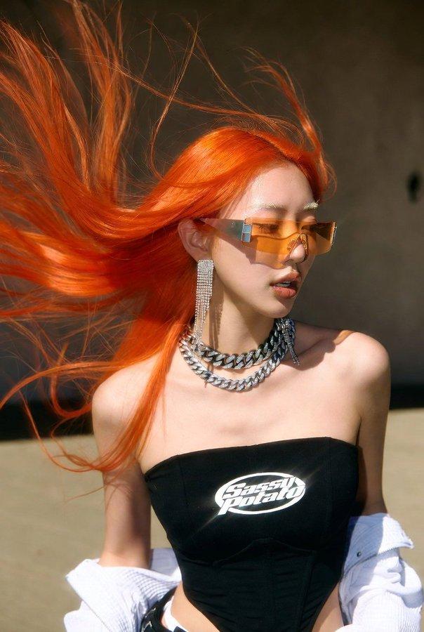 霓虹橙发冷艳女