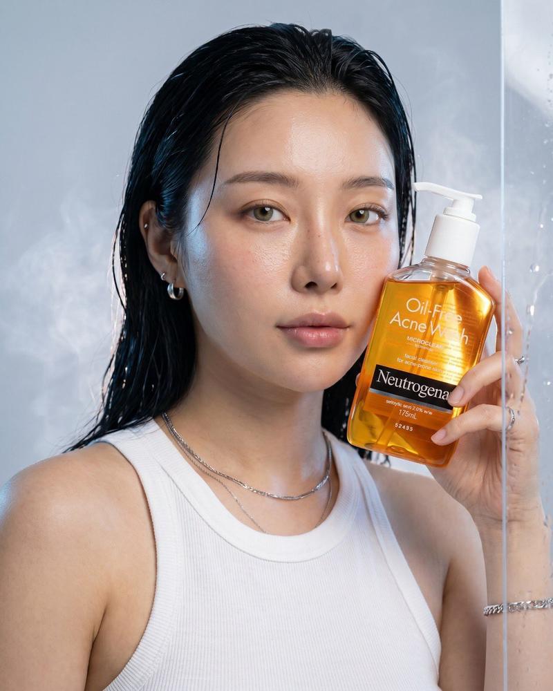 露得清无油祛痘洁面乳超写实广告海报