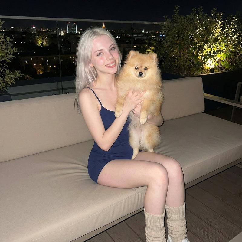 夜幕下怀抱博美犬的温馨治愈时刻