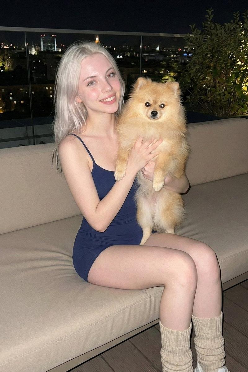 夜幕下怀抱博美犬的温馨治愈时刻