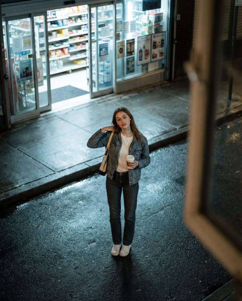 深夜便利店前的胶片感少女
